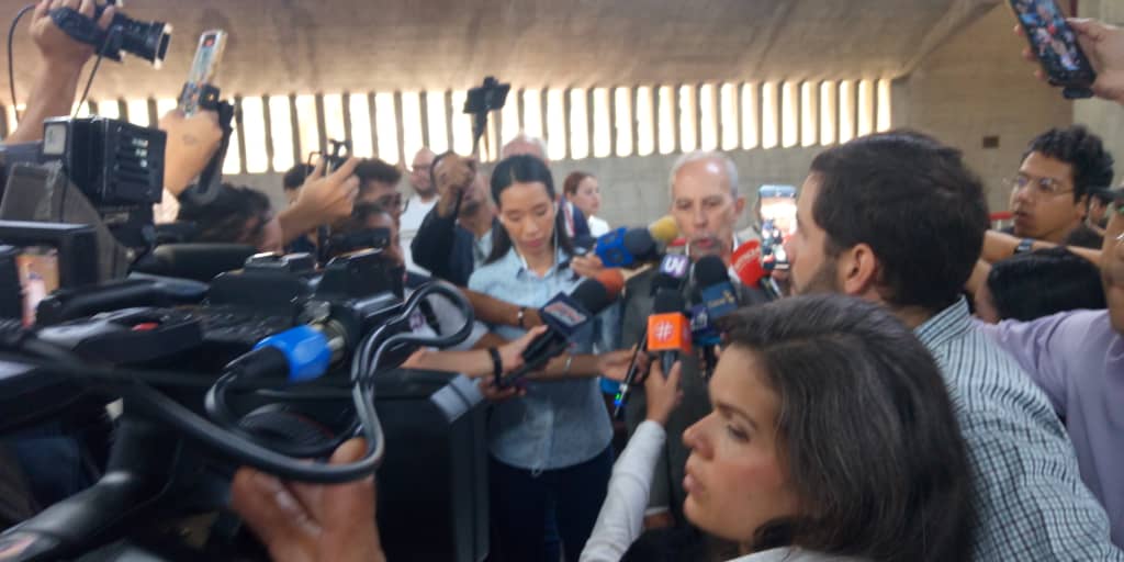betzaidaamaroe's tweet photo. El profesor @VictorRago_UCV , candidato a Rector, ejerció su derecho al #Voto en la Facultad de Ciencias Económicas y Sociales de la Universidad Central de Venezuela #Consenso
#TransformarParaAvanzar #LiderazgoPositivo #Venezuela https://t.co/uUX6Ty87Of