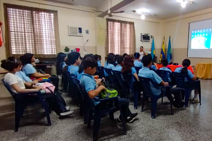 *¡Cine interactivo!*

Nuestros chamos y chamas también tuvieron la oportunidad de exponer a sus compañeros y compañeras, los hechos de aquel 24 de julio de 1823, durante el desarrollo del *Cine Foro de la Batalla Naval del Lago*.