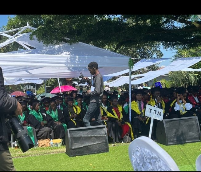 habanabakizefi1's tweet photo. Akanyamuneza Kari kose kubatuye Umurenge wa @RubavuSector nabanyeshuri ubwo hatangwaga impamyabumenyi ku #Intiti zisoje ibyiciro binyuranye muri kaminuza ya @UTBrwanda. Ni ubwa mbere iki gikorwa kibereye iwacu.
Harakabaho
#ImiyoborereMyiza
@Dr_Uwamariya @Rwanda_Edu https://t.co/0jOiFve8ql