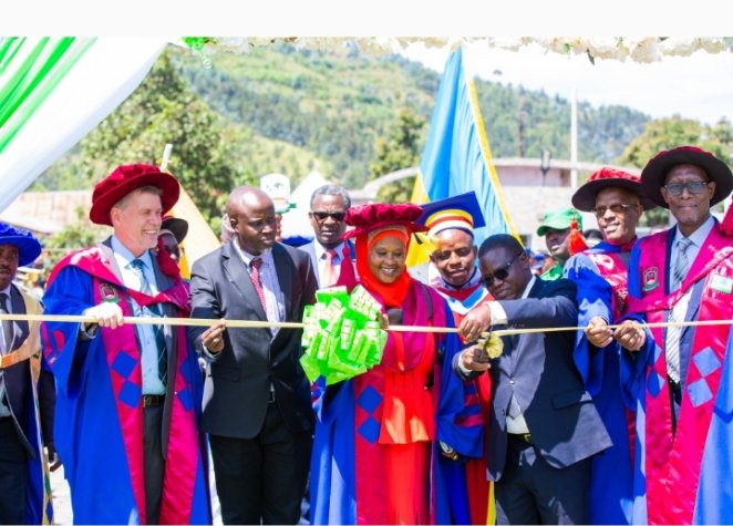 habanabakizefi1's tweet photo. Akanyamuneza Kari kose kubatuye Umurenge wa @RubavuSector nabanyeshuri ubwo hatangwaga impamyabumenyi ku #Intiti zisoje ibyiciro binyuranye muri kaminuza ya @UTBrwanda. Ni ubwa mbere iki gikorwa kibereye iwacu.
Harakabaho
#ImiyoborereMyiza
@Dr_Uwamariya @Rwanda_Edu https://t.co/0jOiFve8ql