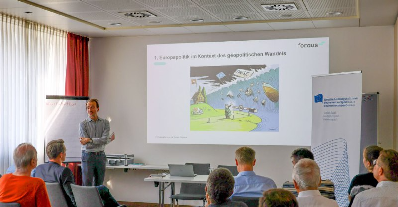 Quels récits pour parler d'un sujet aussi abstrait mais fondamental que les relations🇨🇭-🇪🇺 ? Merci à
<a href="/Sarah_Wyss/">Sarah Wyss</a>, <a href="/BisangSven/">Sven Bisang</a> &amp; Cécile Kessler (<a href="/europCH/">Europäische Bewegung • Mouvement européen 🇨🇭🇪🇺</a>) de m'avoir invité hier à présenter notre publication <a href="/foraus/">foraus</a> avec <a href="/isabel_knobel/">Isabel Knobel</a> &amp;
<a href="/FranziskaMVogel/">Franziska Vogel</a>👉foraus.ch/fr/publication…