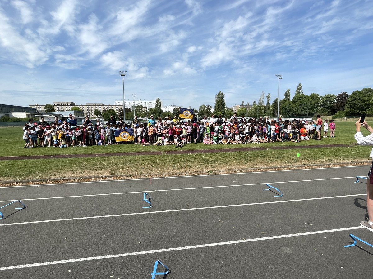 AgarciaGorgeon's tweet photo. #generation2024 Rencontres sportives pour clore la #SOP des écoles du REP V. Hugo. Au programme : Bad, run and bike, volley, foot, hand, tennis de table, rugby, basket…Un grand merci aux nombreux clubs sportifs de #Bourges et au #CDOS18 . @dsden18 @Alice_Laurent_ https://t.co/4b27GinLzN
