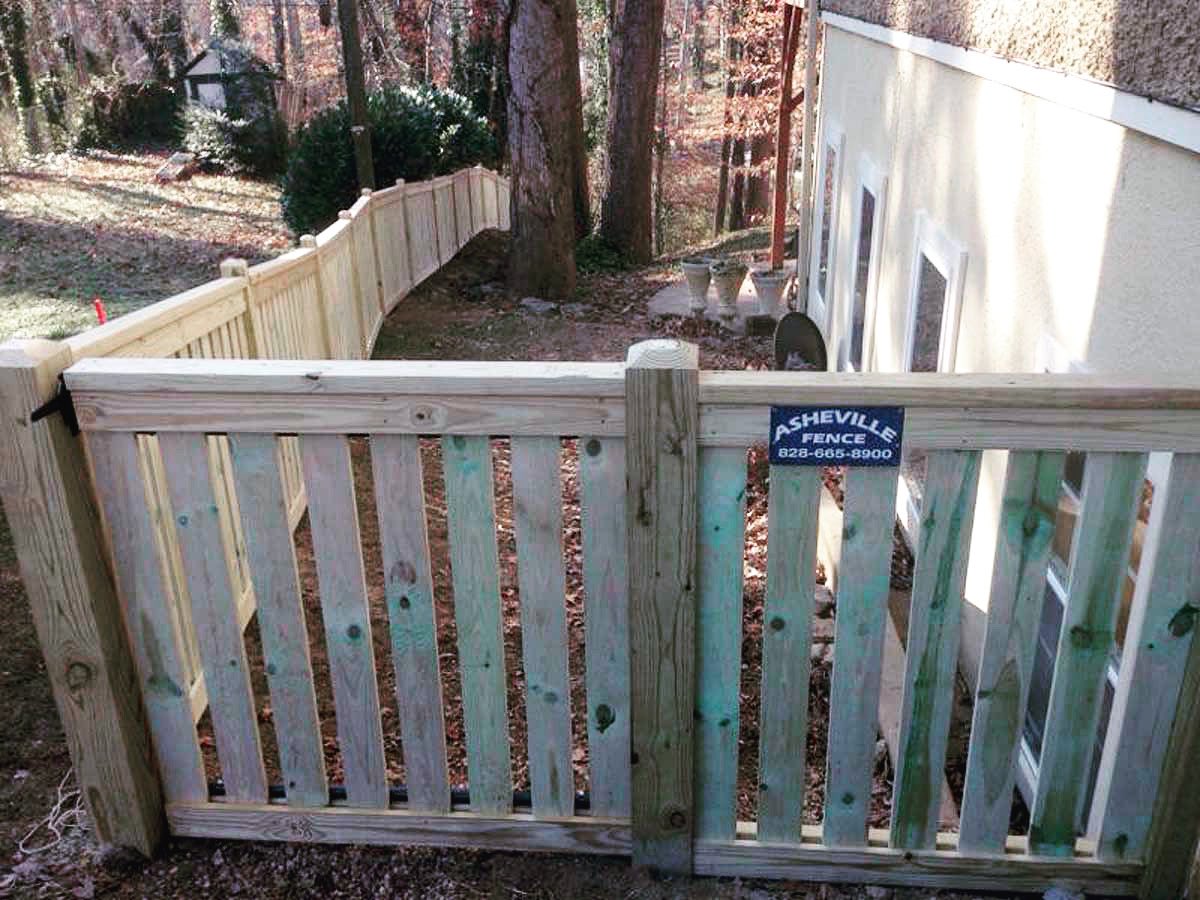 Picket fencing can be a very pleasant addition to any home. With options including wood or vinyl, multiple finishes, colors,  and design options!
ashevillefence.com/picket-fences
#picketfences #woodfencing #yardfence #homefence #freeestimates #avlfence