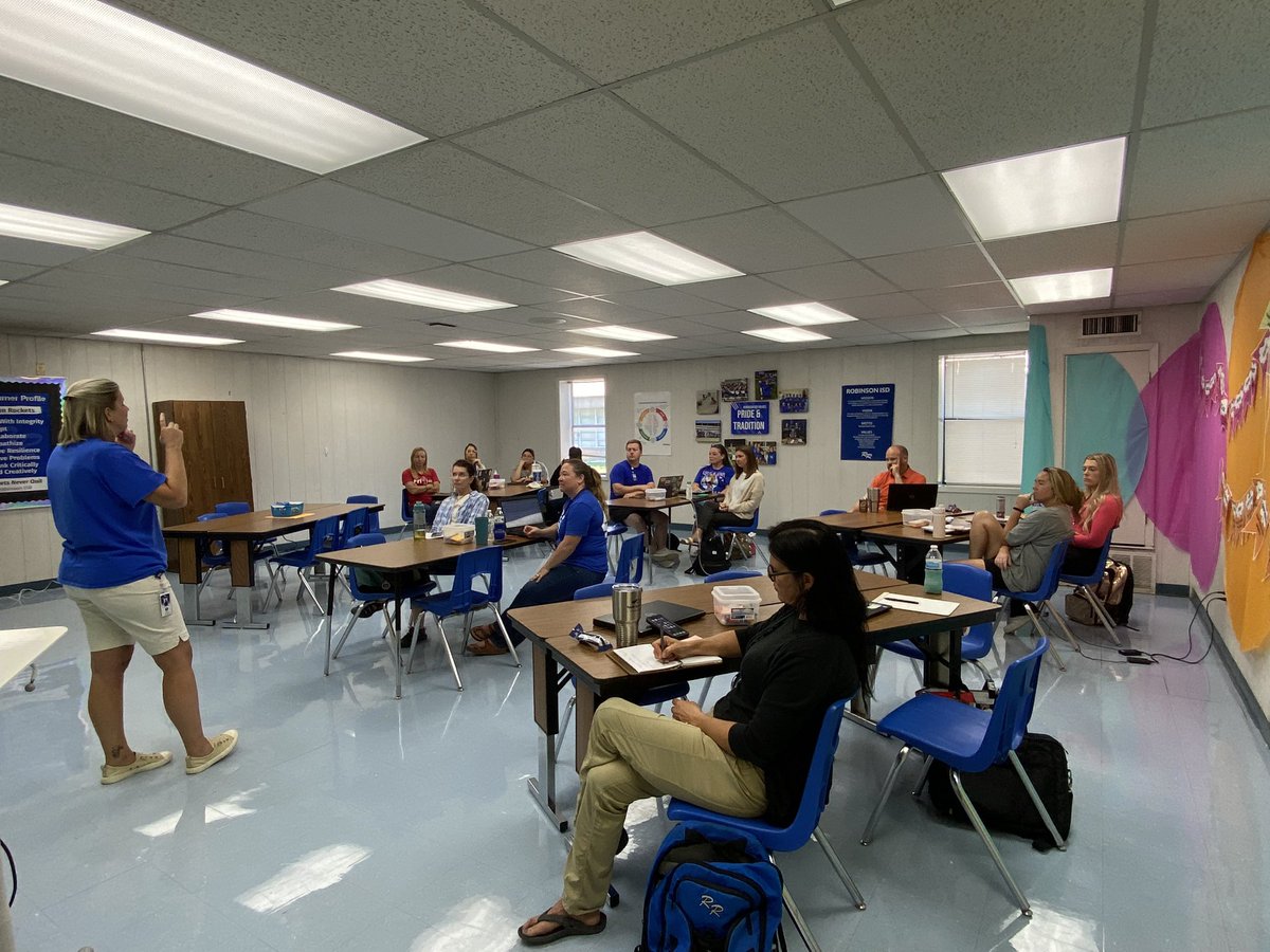 A great session with our own Stacey Proctor giving us “The Happiness Advantage”! Be an #orangefrog and retrain your brain 🧠 #RobinsonISD