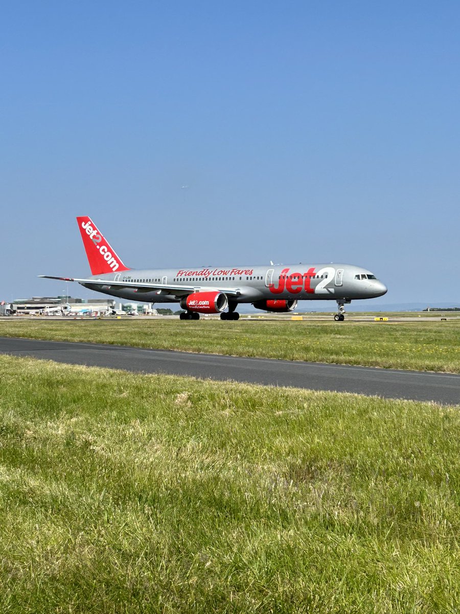 @jet2tweets looking mighty fine in the afternoon sunshine #jet2 #jet2holidays #manchesterairport #boeing757