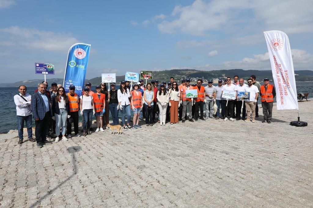 SuekosOrg's tweet photo. 5 Haziran Çevre Günü vesilesiyle, Çanakkale Boğazı, DSİ önünde 140 metrelik kordon boyunda 6 Haziran 2023 tarihinde çöp toplama etkinliği düzenledik. https://t.co/eIrAPmKfFo