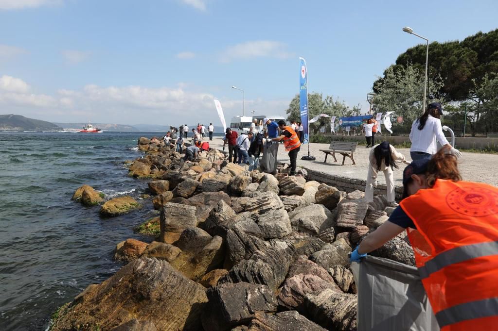 SuekosOrg's tweet photo. 5 Haziran Çevre Günü vesilesiyle, Çanakkale Boğazı, DSİ önünde 140 metrelik kordon boyunda 6 Haziran 2023 tarihinde çöp toplama etkinliği düzenledik. https://t.co/eIrAPmKfFo