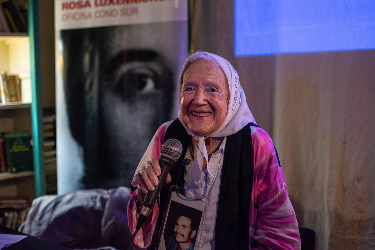rosalux_conosur's tweet photo. Nora Cortiñas, una vida incomparable. La madre de todas las batallas

✍🏽Fundación Rosa Luxemburgo
📷 Lucía F. Ares
👉🏾Nota completa: https://t.co/WfyvQFTWi5 https://t.co/VkdbCxpy54