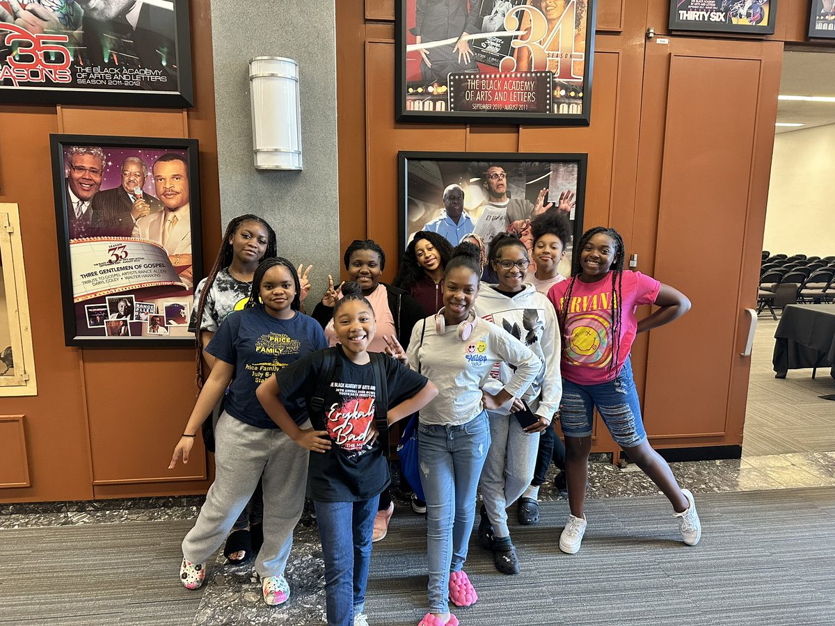 All smiles on this FriYay as dancers wrap up their 1st week at @TBAAL Summer Arts Program under the direction of Mr. Curtis King 🎭✨ #DeSotoTakesDallas #DANCEisLife @desototx @desotoisdeagles @CSMcCowanMiddl1 @usamahrodgers 
*Fun Fact: @MsStro_DancePro is on a poster dancing*
