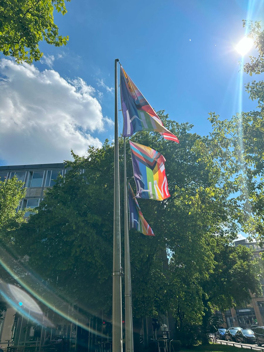 Die HM hisst zur #PrideWeek in #München die #ProgessPrideFlag als Zeichen der #Solidarität mit der #QueerCommunity in und außerhalb der Hochschule. 🏳️‍🌈
📸 Heidi Bundschus
#meinehm #hochschulemünchen