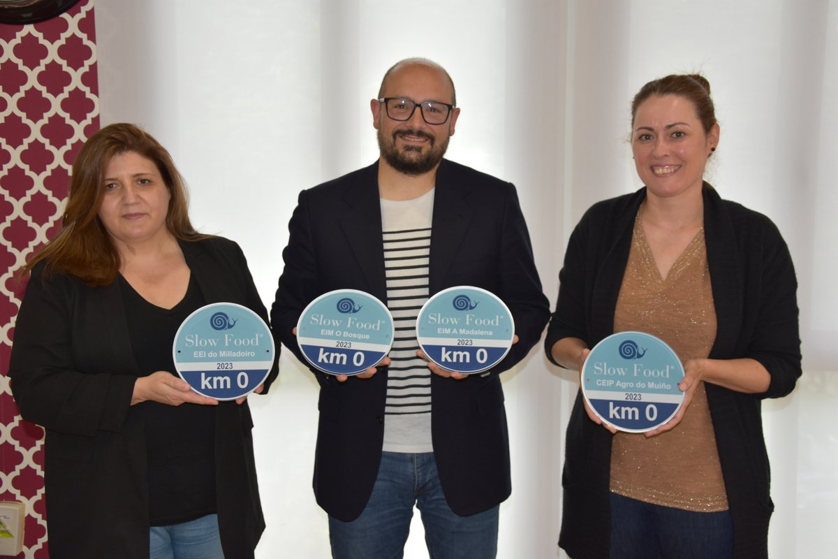 concellodeames's tweet image. 🏅 Os #comedores escolares de #Ames reciben a certificación “Comedor Escolar Km 0” de @slowcompostela

🍽️  Recoñecemento ao consumo de produtos de proximidade e a sustentabilidade das cociñas escolares.

🔗 i.gal/w7hKU

#SomosAmes #AmesEducación #AmesAxendaUrbana