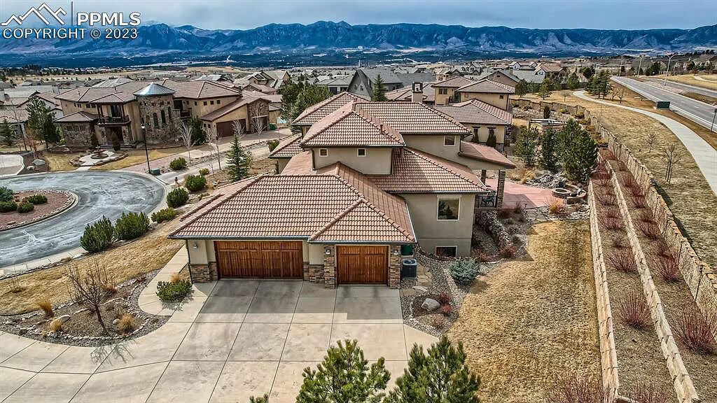 turnercolorado's tweet photo. Look at this amazing #customhome in the Village of #Calistoga. This 5 bedroom and 5 bathroom home is complete with an gourmet kitchen, 2-story stoned #fireplace, basement #wetbar, custom #office suite, and of course, fantastic front views.

https://t.co/tDtlscI71u https://t.co/PyP0cSOroS