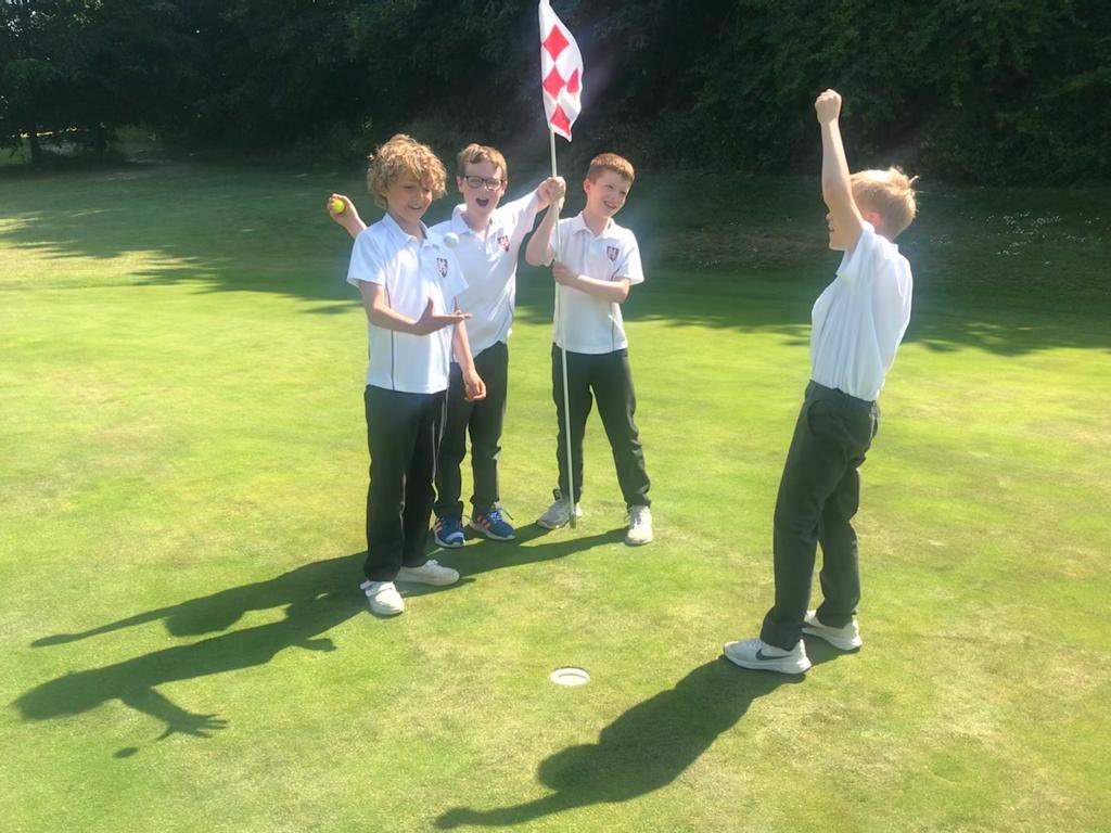 HomefieldSchool's tweet image. #Year6 had a great afternoon of House Golf down at The Oaks Golf Centre #housecompetition #housepoints #golf #holeinone⛳️ #lovegolf #golfcourse