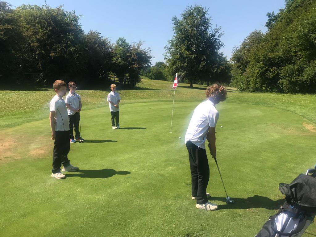 HomefieldSchool's tweet image. #Year6 had a great afternoon of House Golf down at The Oaks Golf Centre #housecompetition #housepoints #golf #holeinone⛳️ #lovegolf #golfcourse