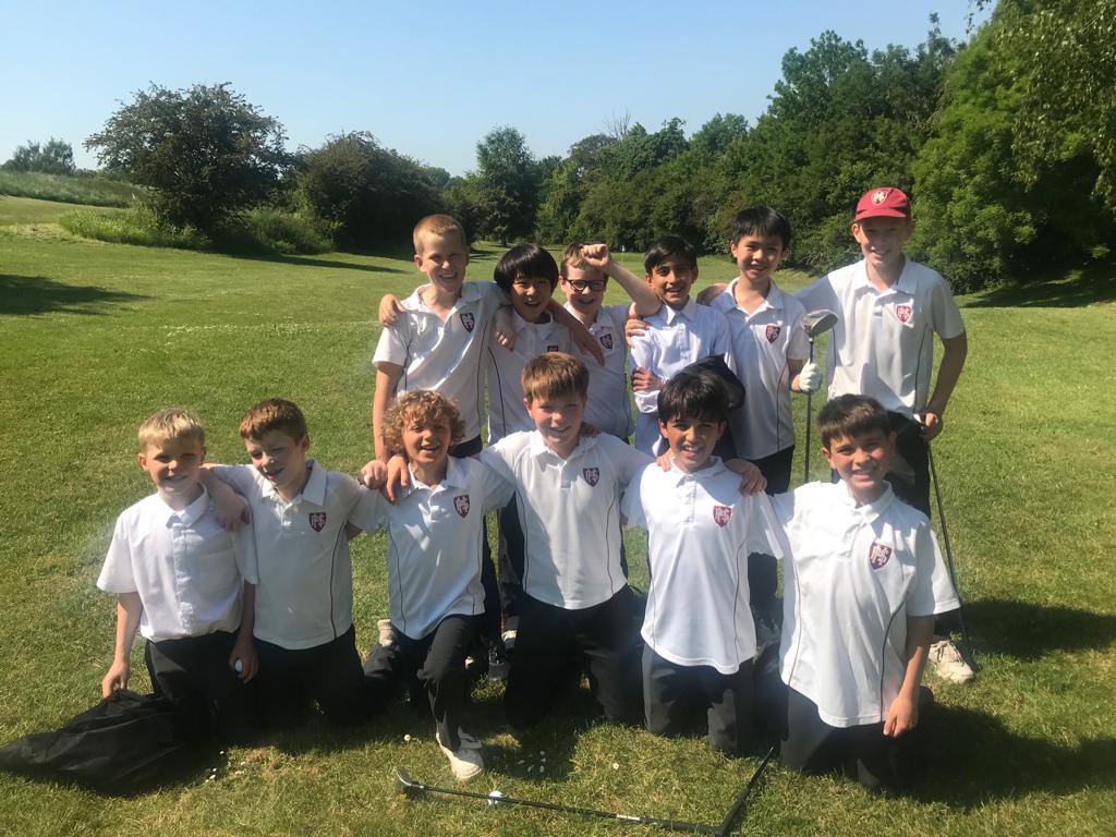HomefieldSchool's tweet image. #Year6 had a great afternoon of House Golf down at The Oaks Golf Centre #housecompetition #housepoints #golf #holeinone⛳️ #lovegolf #golfcourse