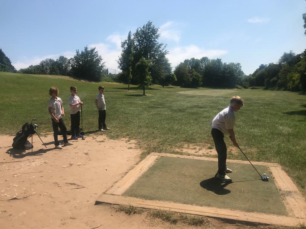 HomefieldSchool's tweet image. #Year6 had a great afternoon of House Golf down at The Oaks Golf Centre #housecompetition #housepoints #golf #holeinone⛳️ #lovegolf #golfcourse