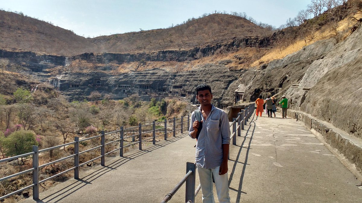 sahyabhatkanti's tweet photo. कॉलेज मध्ये असताना केलेली एक अविस्मरणीय भटकंती - अजिंठा लेणी. ह्या लेणी जगप्रसिद्ध का आहेत ते तिथे गेल्यावरच कळते. पावसाळ्यात येथील परिसर अतिशय रम्य असतो. आणि त्यात भर पडते ती लेण्याशेजारून नागमोडी वळणे घेत जाणाऱ्या वाघुर नदीमुळे.
#ajanthacaves #ajantha #ajintha #ajinthacaves https://t.co/XXoafqUCdv