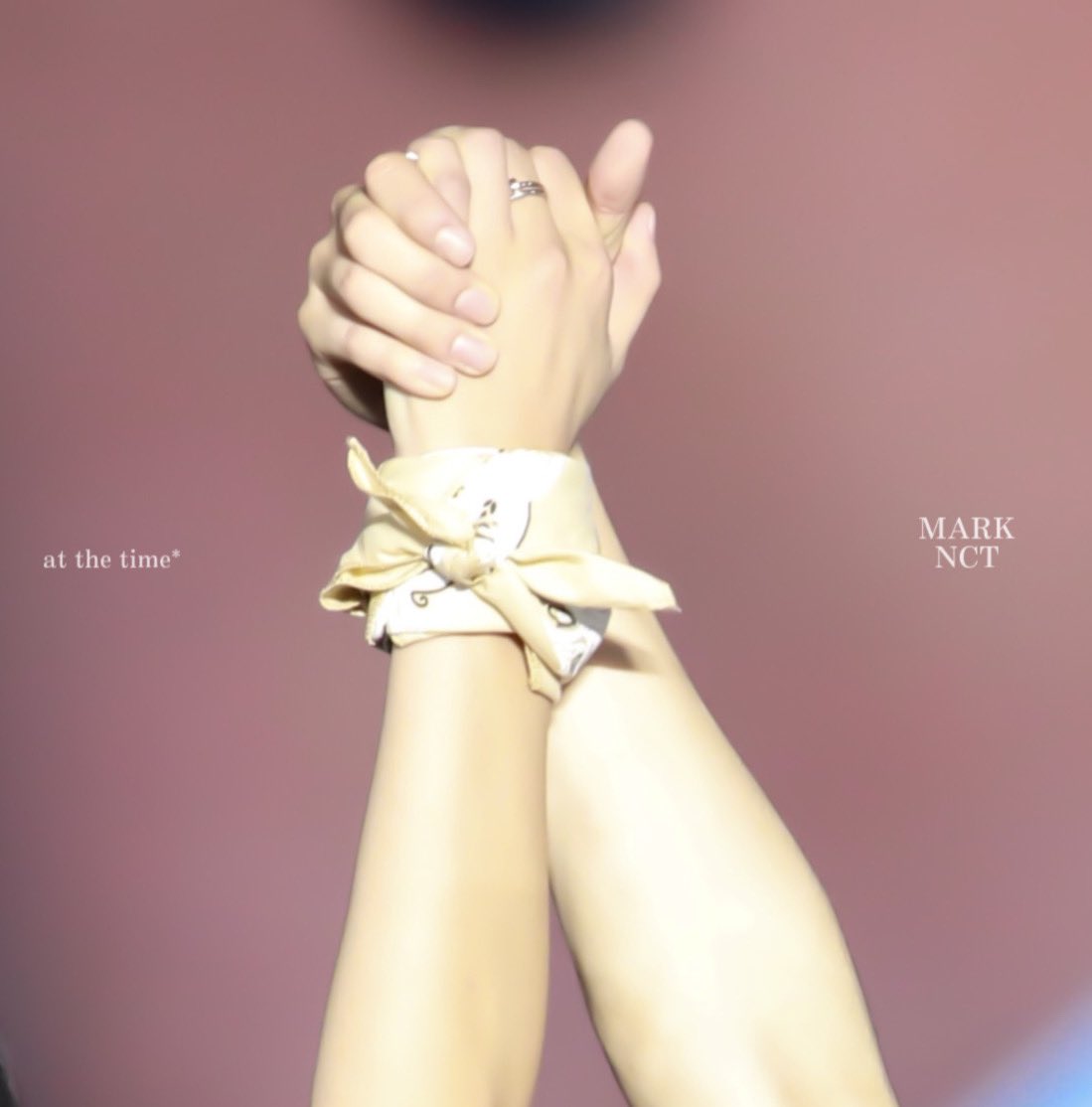 — mhsiswa met malem numpang ngamen yh🤭Tetaplah bersamaku jadi teman hidupkuBerdua kita hadapi dunia~~Kau milikku ku milikmu kita satukan tujuBersama arungi derasnya waktu 🫂Cr: atthetime127