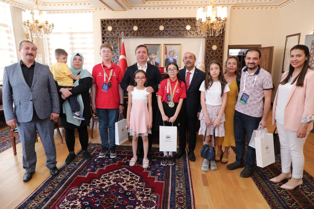 Valimiz Sn.<a href="/drhamzaydogdu/">Hamza Aydoğdu</a>,
Fizik/Robotik Kodlama alanında, ‘Otomatik Parlatıcının
Pasların Giderilmesinde Kullanımı’ isimli projeleriyle
Türkiye Birincisi olan Bilim ve Sanat Merkezinin öğrenci ve öğretmenlerini kabul ederek tebrik ettiler.