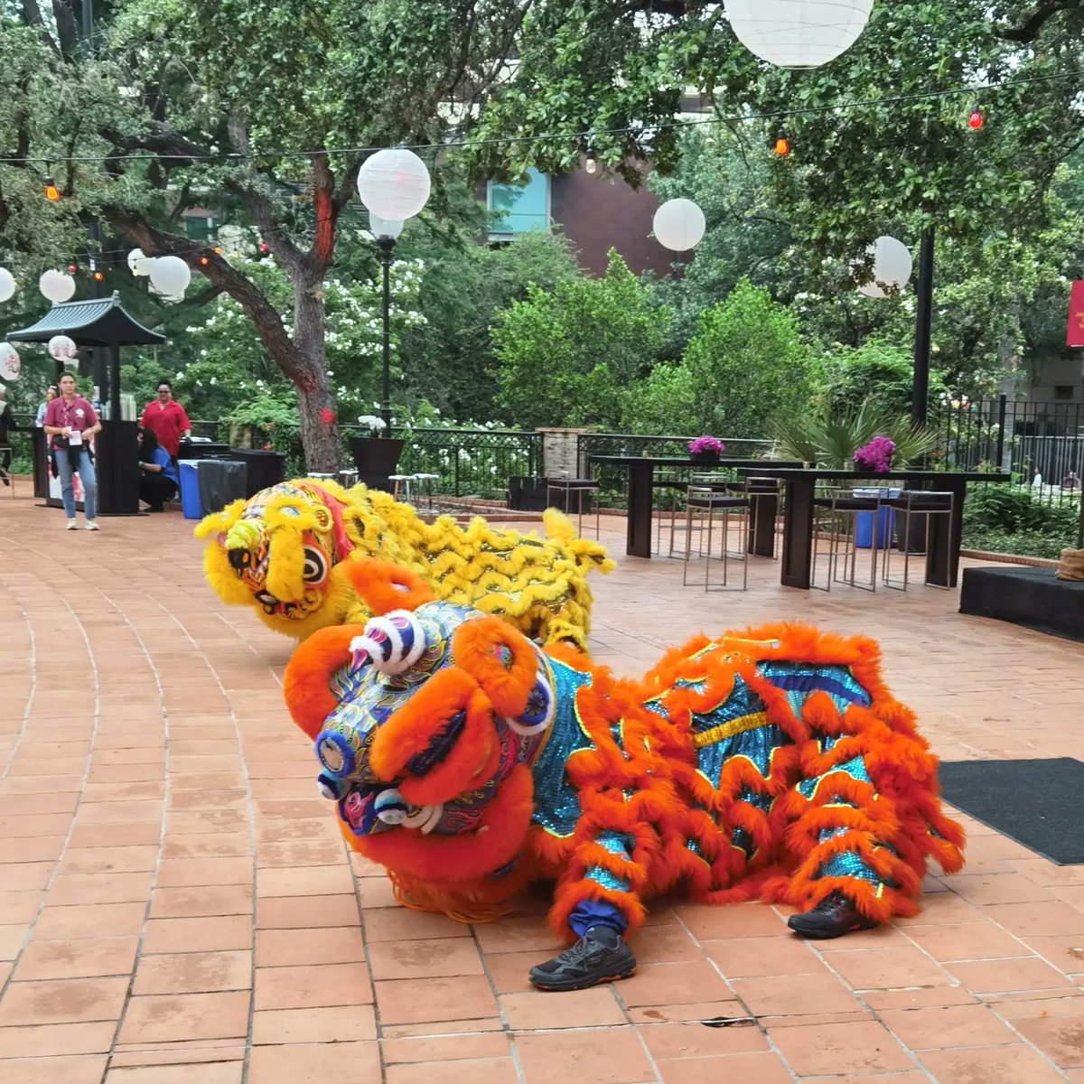MoVernie's tweet photo. [#IPWTRAVELSERIES]

The Opening Party at #IPW23 was super fun!

It was held at #LaVillita, a historic arts village that is home to art galleries, handcraft stores + cafes.

Open bar, tons of food including Chinese food, blue fin tuna poke, paella + much more!

#IPW #SanAntonio https://t.co/OOrsyYEZj5