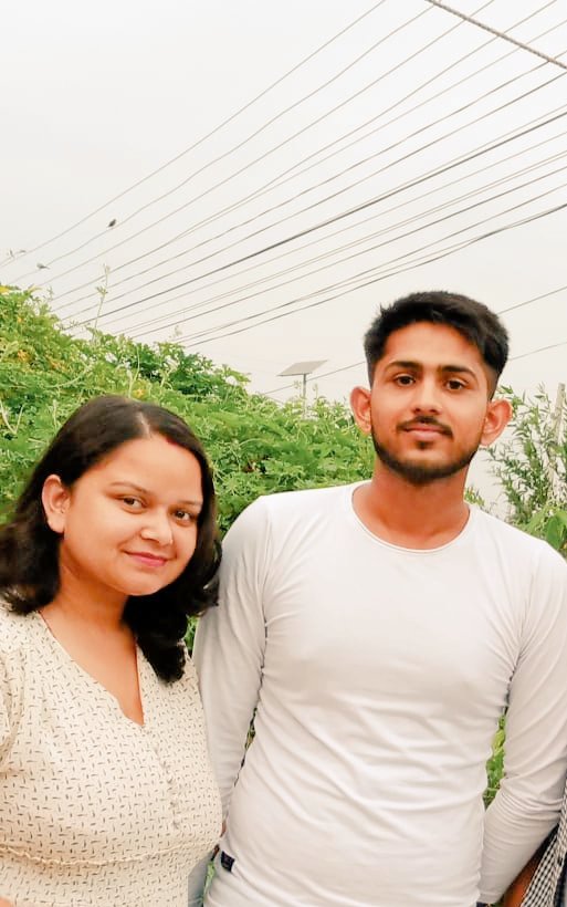 Sikshya123's tweet photo. जाने मान्छे त संसार छोडी गैहाल्यो 🥺
 गार्हो त याहाँ उस्को यादको सहारा लिई बाँच्ने मान्छेलाई पो भयो💔🥺 missing u a lot Vaii 😭 https://t.co/HB0wSfJo71