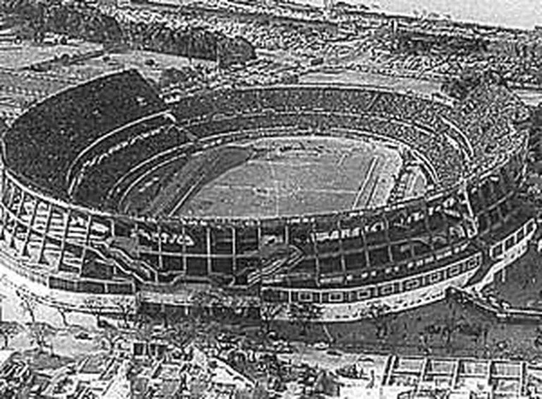 TendenciaRiver's tweet photo. Cuando nació tu bisabuelo, el Monumental no existía. Cuando nació tu abuelo, tenía 3 tribunas y le decían "La Herradura". En el medio, se hizo la Sivori. Cuando nació tu viejo, se hizo la Sivori Alta. Y a vos hoy te toca ver un Monumental para 86.000 personas. Histórico. https://t.co/bQYAmEY0ef