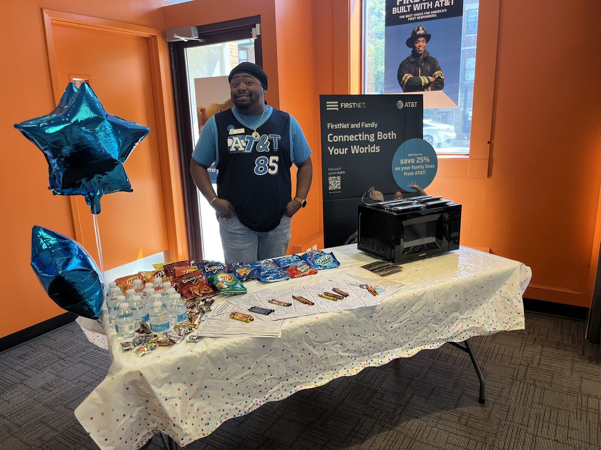 Happy Friyay! Jevonie at our Prime store having an amazing customer appreciation day! Love seeing this kind of dedication to his customers! <a href="/PrimeComms/">Prime</a> <a href="/RuckKelly/">Kelly Ruck</a> <a href="/DavidVenRoy1/">David Ven Roy</a> <a href="/GreaterLakesMkt/">Greater Lakes Market 🌊</a>