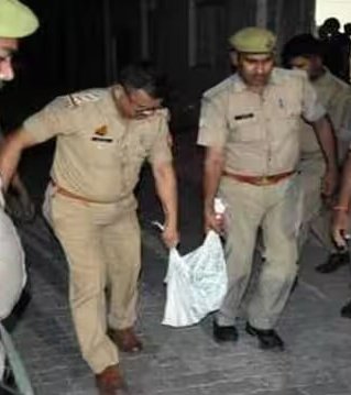 Abdullah3410Z's tweet photo. #कानपुर_देहात लुटेरी पुलिस का नया कारनामा आया सामने,इंस्पेक्टर-दरोगा ने कारोबारी से लूटी 50 किलो चांदी,दोनों गिरफ्तार, सरकारी आवास से बरामद हुई चांदी,चेकिंग के बहाने गाड़ी रोक दिया था घटना को अंजाम

#झूठा_सच https://t.co/LI8sNnji5U