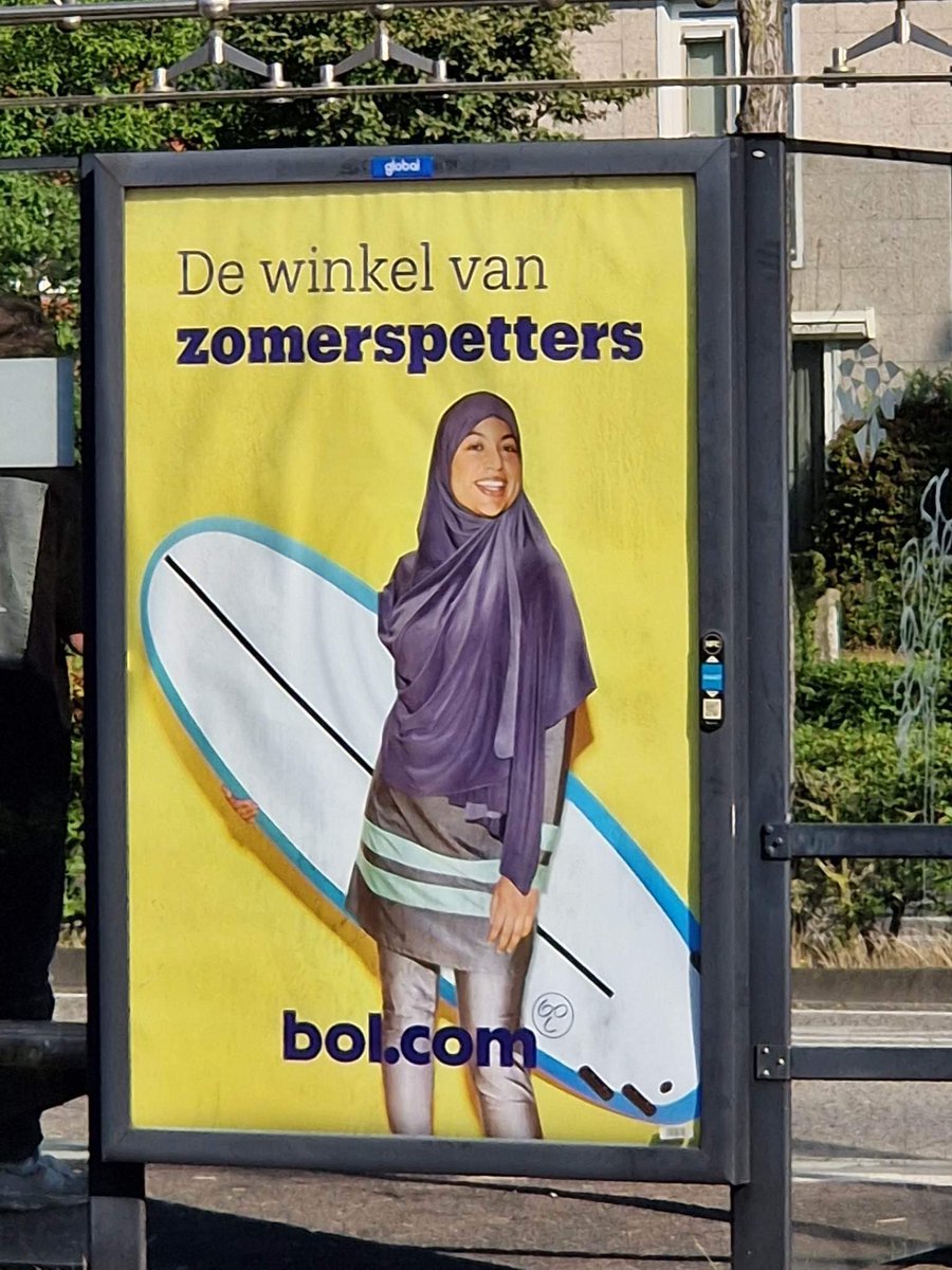 Gezien in Eindhoven: Deze onrealistische deugreclame van @bol_com. Zo wordt ons de islamisering van Nederland steeds verder opgedrongen.