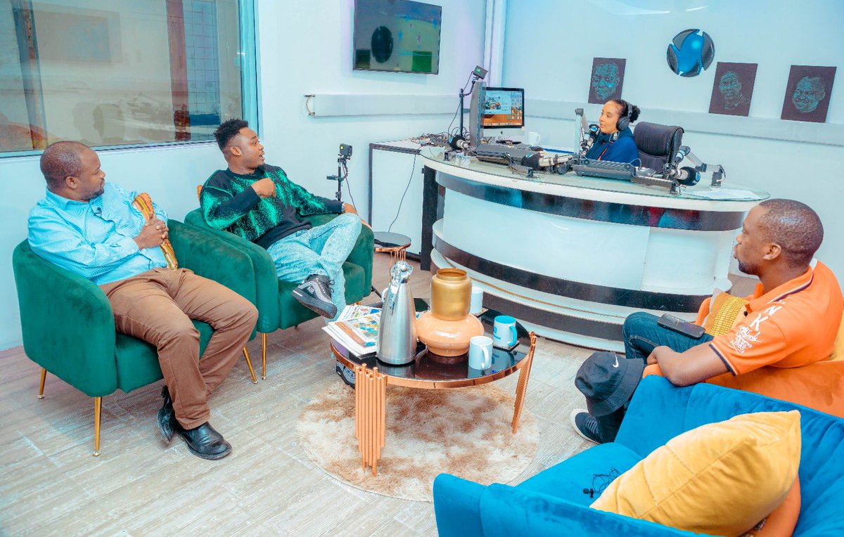 AslayIsiaka's tweet photo. Shukurani zangu za dhati kwa @CloudsMediaLive kwa kuungana na mimi rasmi katika kusherekea miaka yangu 10 katika music industry. Power breakfast leo ilikuwa ya kibabe . Ashanteni na endeleni kusikiliza radio yenu pendwa na mengi sana nao 
#MimiNiBongoflava
#10years100song https://t.co/I1hOHF19ZT