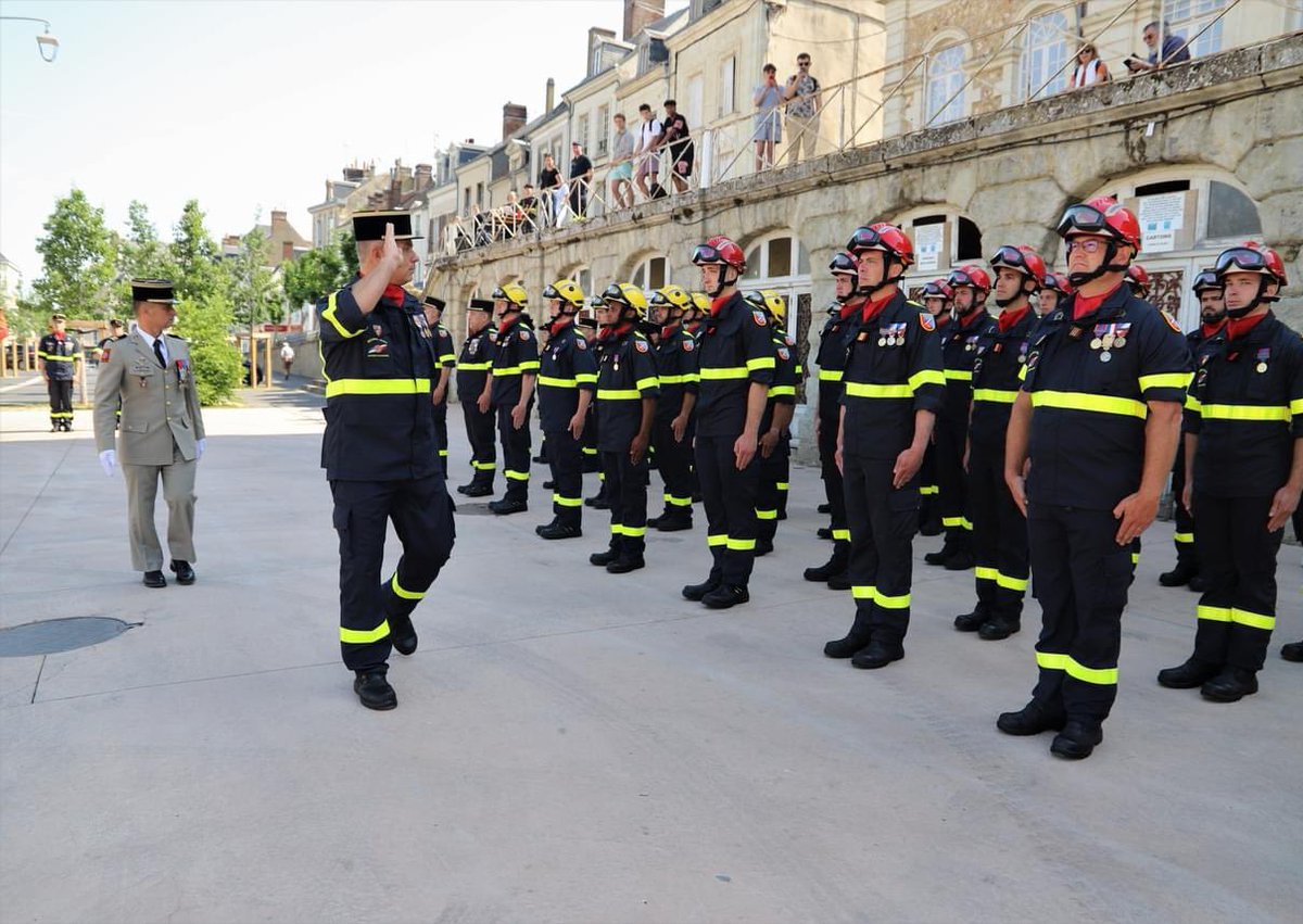 riisc_1's tweet image. 🇫🇷 L’#UIISC1 a organisé des prises d’armes lors des passations de commandement de la compagnie de commandement, d’administration et de soutien et de la 4e compagnie dans sa ville de garnison à Nogent-le-Rotrou. Ce sont des évènements marquants de la vie régimentaire.