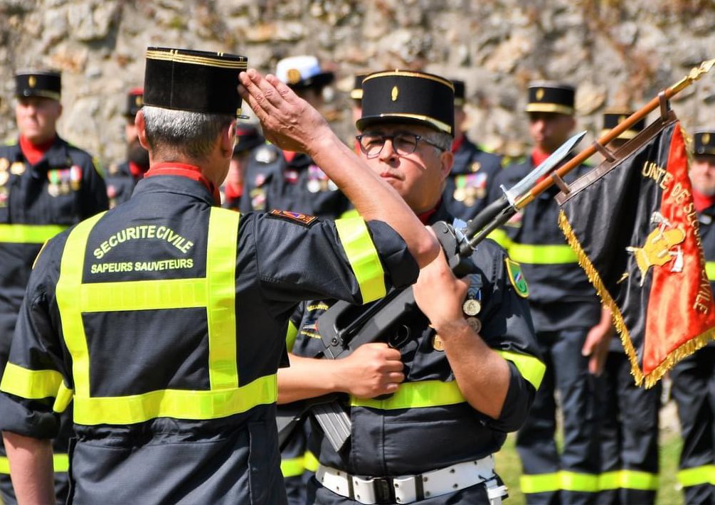 riisc_1's tweet image. 🇫🇷 L’#UIISC1 a organisé des prises d’armes lors des passations de commandement de la compagnie de commandement, d’administration et de soutien et de la 4e compagnie dans sa ville de garnison à Nogent-le-Rotrou. Ce sont des évènements marquants de la vie régimentaire.