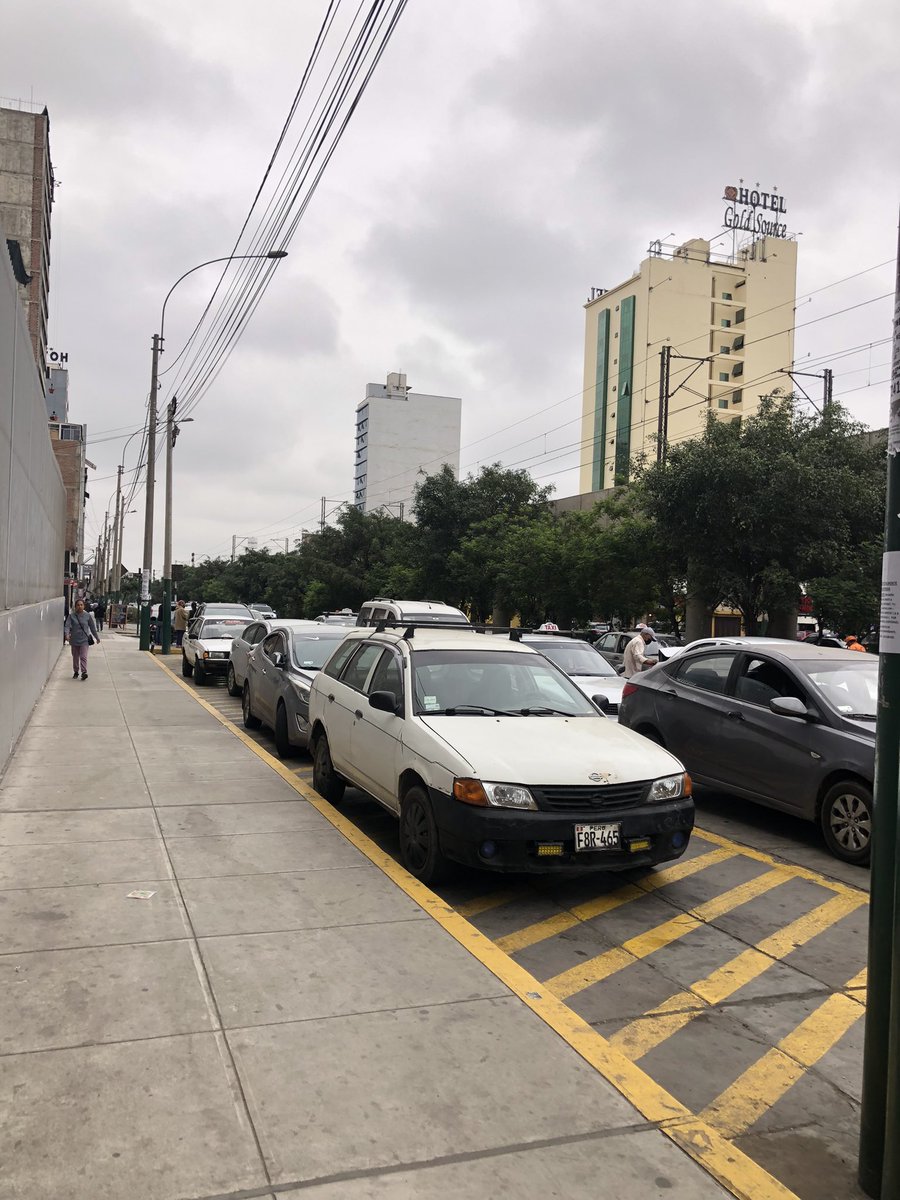 Jenn_Infantas's tweet photo. @MunideSanBorja Quien pone orden? Donde está la fiscalización y multas? Las afueras del #INEN son un mercado donde los taxistas hacen feria en zona rígida y los pasajeros no pueden ni desembarcar @MTC_GobPeru @PoliciaPeru https://t.co/ZsfKM6DOKu