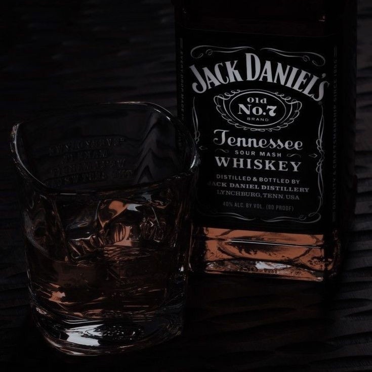 Не ждали возвращение блудного сына? Хах. Короче, я вроде вернулся. Есть новости, пока меня не было?

Одна балбесина решила, что уместно будет меня споить прежде, чем я расхуячу рожи тем, кто устроил бардак в моем кабинете. Видите ли у него самого руки чешутся.