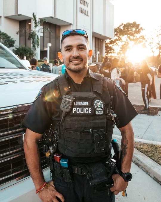 ftlauderdalepd's tweet photo. #FunFactFriday ⭐️⭐️⭐️ WE ARE HIRING! ⭐️⭐️⭐️
Only one more week to submit your application for non-certified police officer!
Visit https://t.co/cs7dObluWW today. The job posting closes next Friday, June 16th.
See you soon! 👋
#WeAreFTL #JoinFLPD https://t.co/F1iSmrJKfB