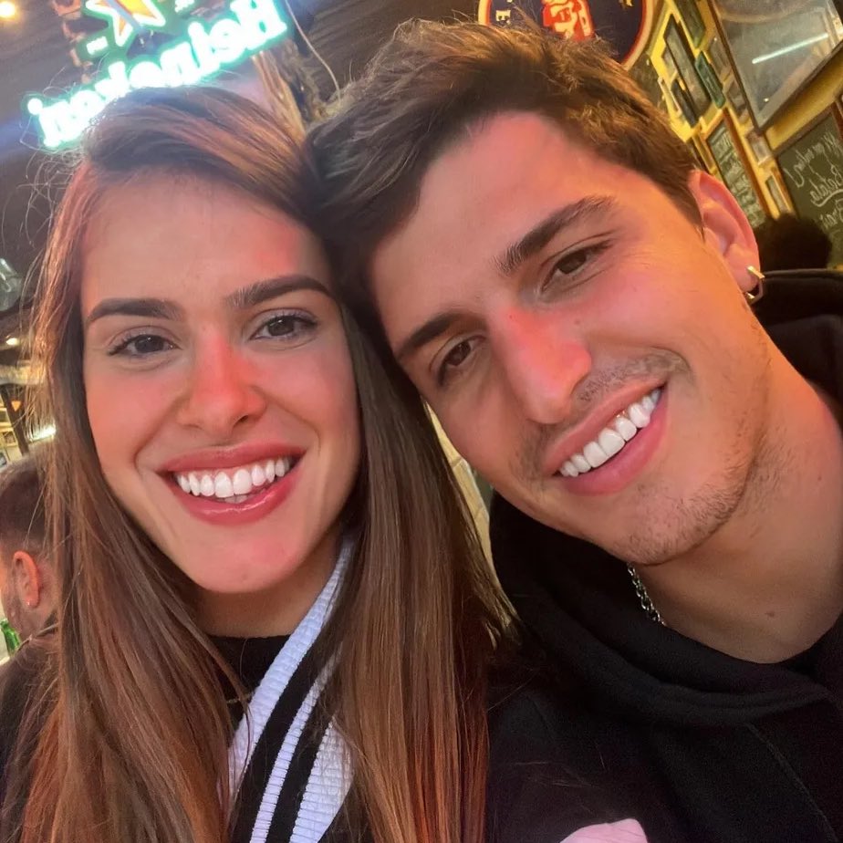 choquei's tweet photo. 🚨FAMOSOS: Namorando pela primeira vez na vida, Felipe Prior revela que divide contas com a namorada: 

"Às vezes eu pago, às vezes ela paga. Minha mina é p*ca, ela trabalha para caramba. Acho que relacionamento é isso. Quando ela me chama para jantar, ela que paga. Mulherada hoje está totalmente independente. Mas claro, se é um datezinho eu pago também"