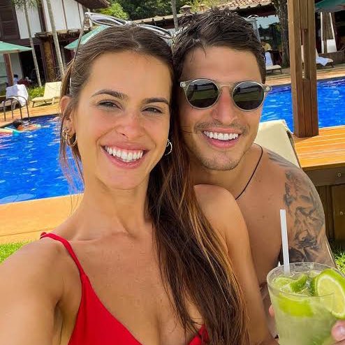 choquei's tweet photo. 🚨FAMOSOS: Namorando pela primeira vez na vida, Felipe Prior revela que divide contas com a namorada: 

"Às vezes eu pago, às vezes ela paga. Minha mina é p*ca, ela trabalha para caramba. Acho que relacionamento é isso. Quando ela me chama para jantar, ela que paga. Mulherada hoje está totalmente independente. Mas claro, se é um datezinho eu pago também"