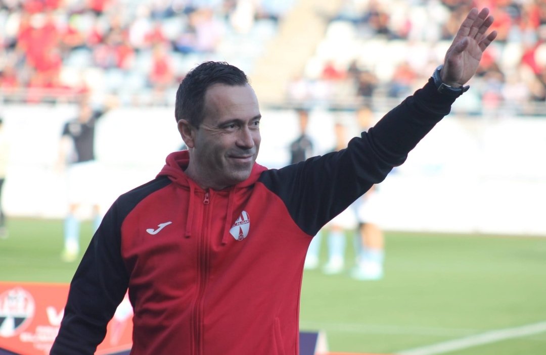 #RENOVACION | David Bascuñana, seguirá la próxima temporada pilotando la nave rojiblanca.

El técnico completará su segunda campaña al frente del banquillo algareño.