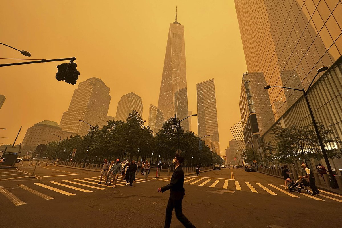 Millions witnessed a red sun as smoke from Quebec and Ontario wildfires filled the northeastern US and Canada. @BU_Tweets health & environment experts warn of climate change worsening wildfire effects. 

Learn more ➡️ spr.ly/6001OLVaW
