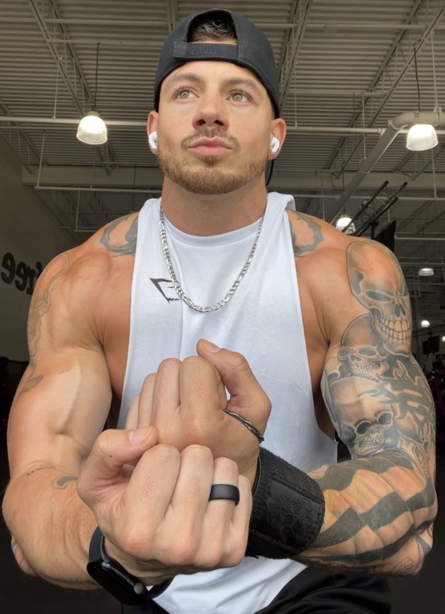 Let’s see if you can handle my headlock
#muscleworship #flexfriday #paypigs