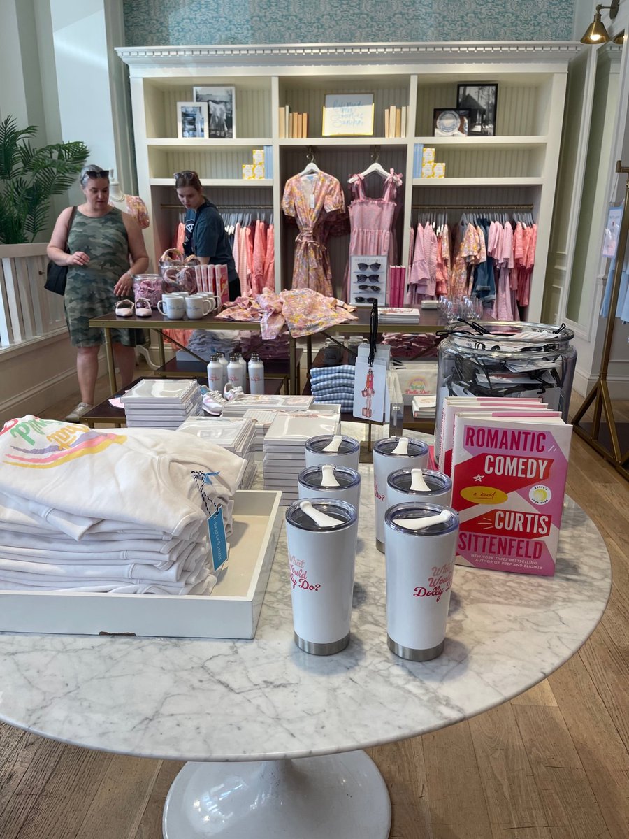 I love that my Poli Sci professor friend <a href="/ProfKPearson/">Kathryn Pearson</a> was in Nashville for an academic conference but made time to conduct an entire photo shoot of Romantic Comedy inside the Draper James flagship store (where it does indeed look rather pretty) 😍🥳