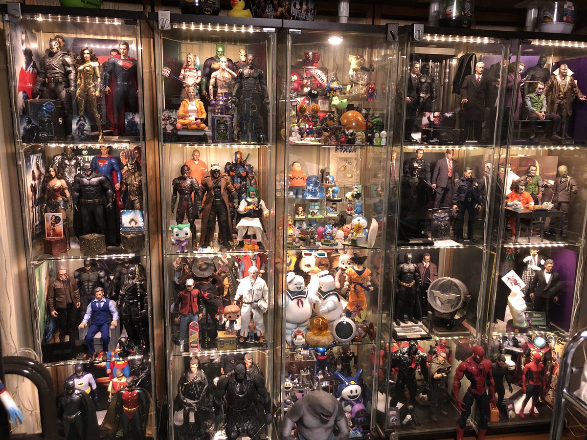 D_C_Os's tweet photo. 我が家のホットトイズと他諸々コーナー

去年に諸事情で
展示していた部屋をお引越し

前の部屋より小さくなった代わりに
５本のデトルフを横一列に配置が可能に

おかげで写真撮ると圧巻！！

#hottoys https://t.co/3enIpGbWCa
