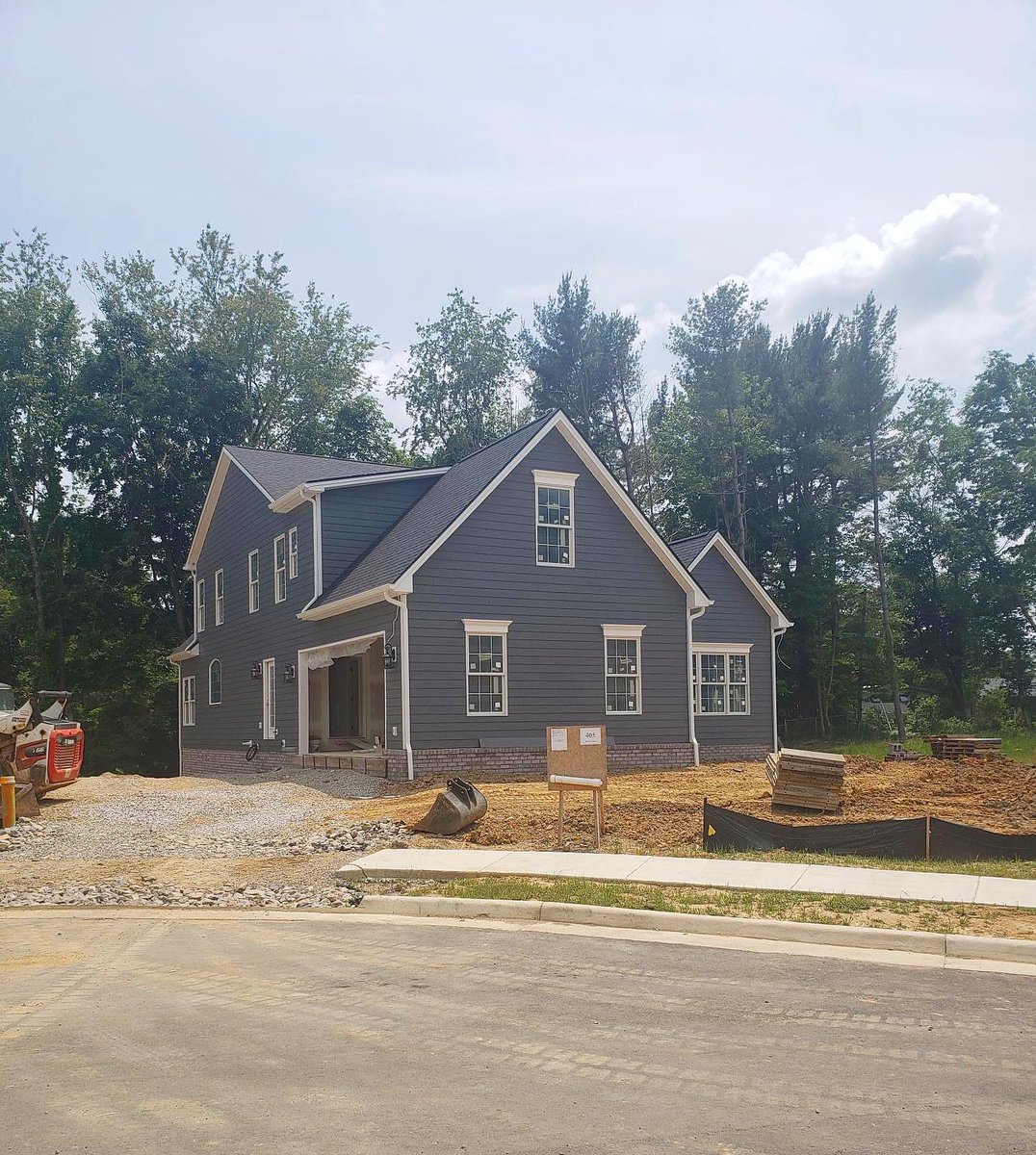 berryridgeva's tweet photo. From the carefully selected exterior finishes to the meticulous craftsmanship, every detail of this home reflects our unique style and preferences. The stunning features and the charming blend of colors truly make it a standout in the neighborhood.

#blacksburg #blacksburgva https://t.co/5NPDzesylr