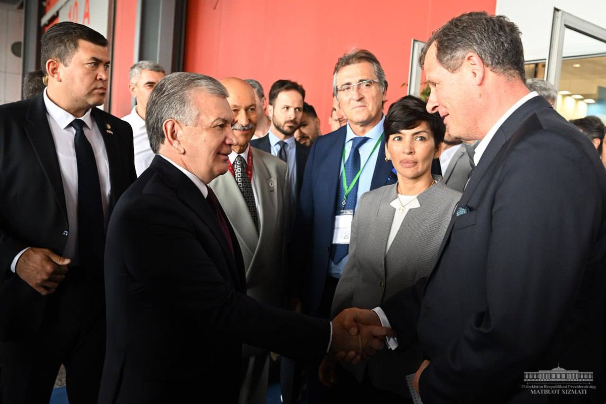 President of #Uzbekistan Shavkat Mirziyoyev visited one of the world's largest exhibitions @ITMA2023 in #Milan & got acquainted with the latest industrial innovations. @president_uz noted the prospects of introducing in 🇺🇿 economy hi-tech & innovative solutions, robotics, and AI.