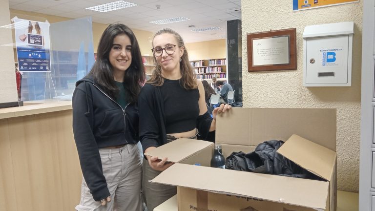 LA BIBLIOTECA Y DAETSII: POR UN CONSUMO RESPONSABLE

Marina y Paula, de <a href="/DeleETSII_UPM/">DAETSII UPM</a>, nos visitaron y se llevaron unas cajas de objetos perdidos y no reclamados… ¡GRACIAS CHICAS!

Más información: [short.upm.es/xbeni].

#EstaBibliotecaApoyaLosODS 
@daetsiiupm