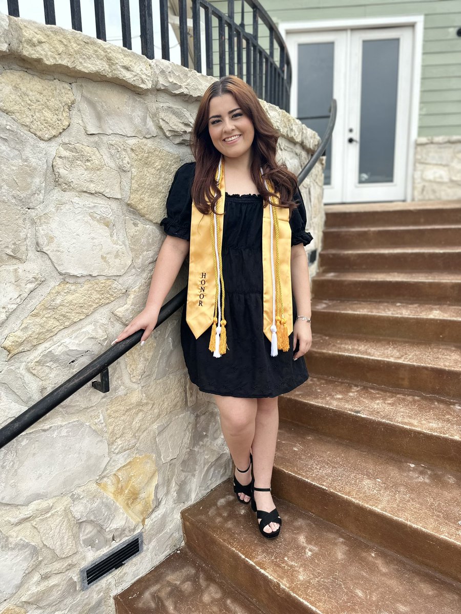 FabFranMarie's tweet photo. Still excited and proud the twins graduated! #Classof2023 #FHS https://t.co/34E0UMcwQD