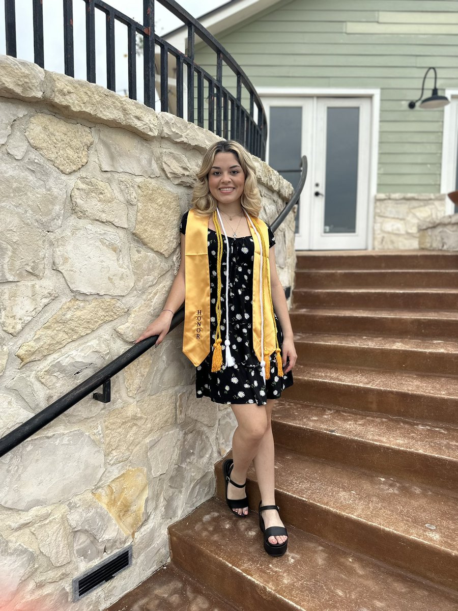 FabFranMarie's tweet photo. Still excited and proud the twins graduated! #Classof2023 #FHS https://t.co/34E0UMcwQD