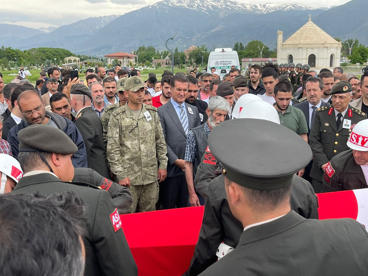 Eğitim esnasında fenalaşarak hayatını kaybeden Harp Okulu öğrencisi Muhammed İsmail Karaağaç’ı son yolculuğuna uğurladık.
Ailesine sabır diliyorum. Erzincan'ımızın başı sağ olsun.#Erzincan #CHP