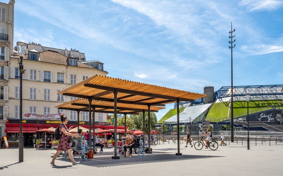 ChaRocher's tweet photo. Impressionnant comment #AnneHidalgo adapte Paris au changement climatique : ça coupe des arbres pour faire des ombrières🌡️

             AVANT.                                APRÈS https://t.co/2cq8eLD4xx