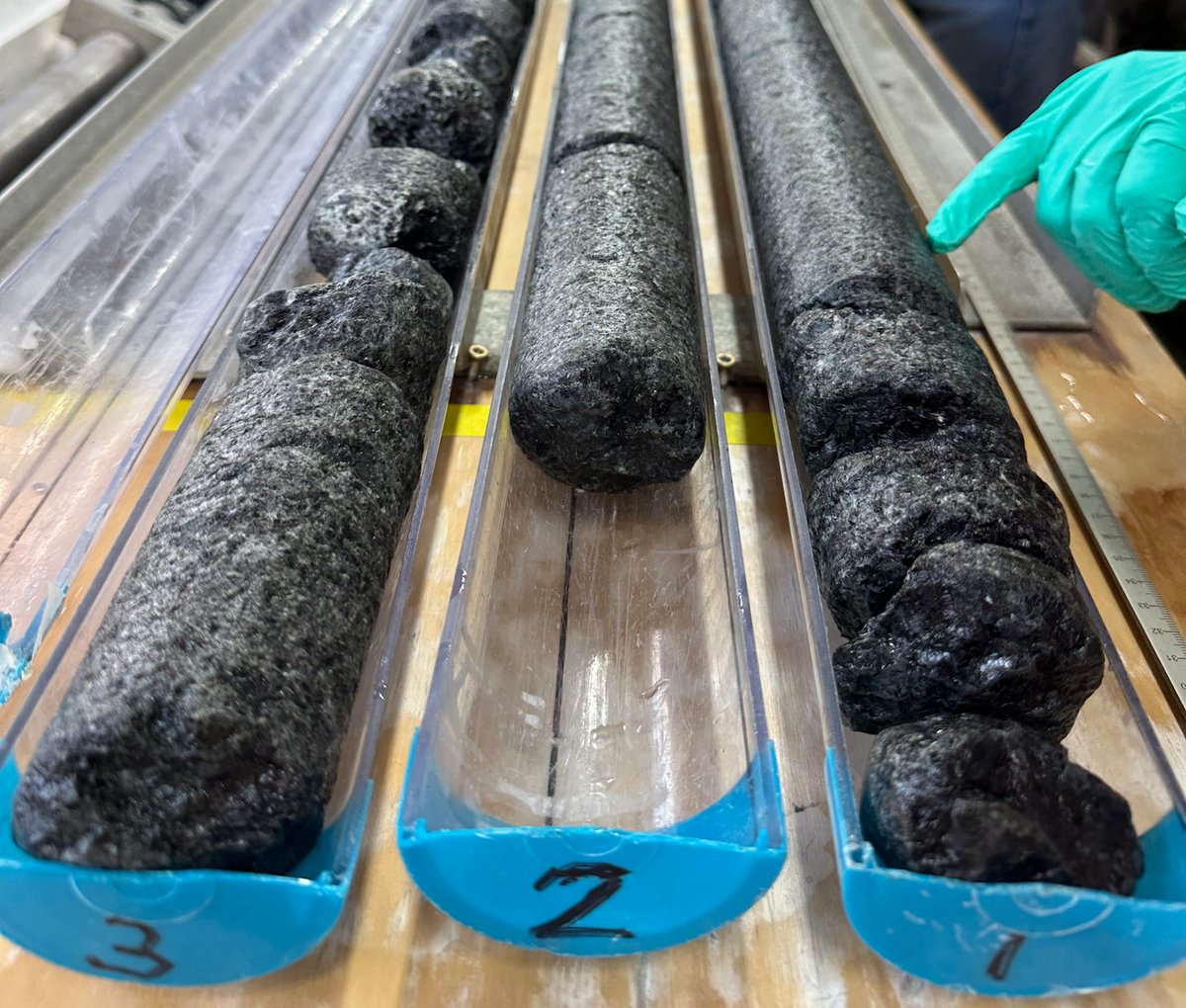 Scientists aboard <a href="/TheJR/">JOIDES Resolution</a> have pulled up rocks from nearly a mile beneath the ocean floor!

Find out why these mantle rocks are exciting geoscientists around the world, including #WHOI’s Susan Lang and Frieder Klein in this story from <a href="/washingtonpost/">The Washington Post</a>: go.whoi.edu/wapo-mantle
